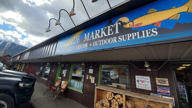 Exterior of Creekside Market & Deli