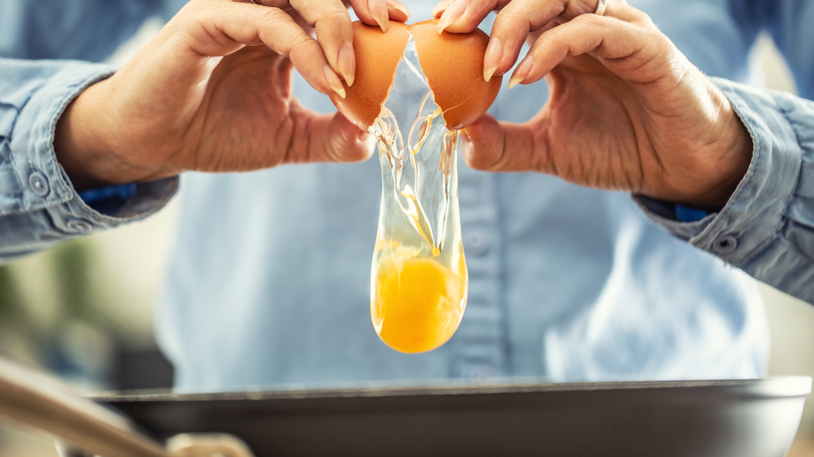 The Best Kind Of Skillet To Use When Cooking Up Eggs