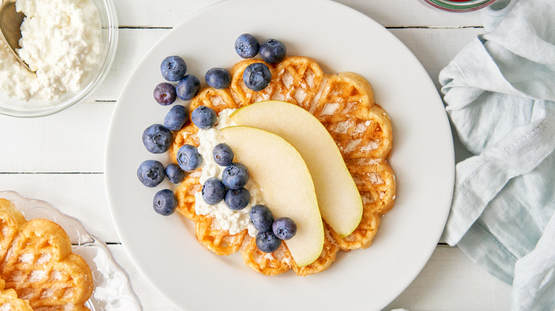 Waffles with cottage cheese, fruit