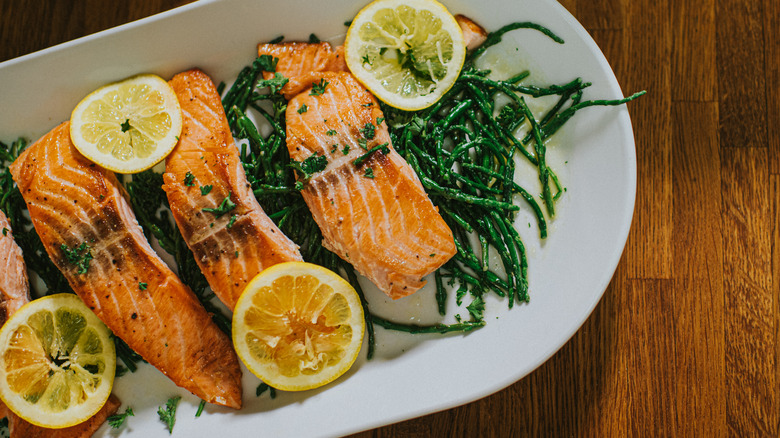 salmon fillets wtih lemon and asparagus