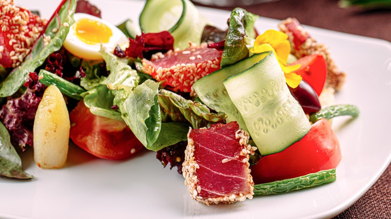 sesame crusted tuna with tomatoes and cucumbers