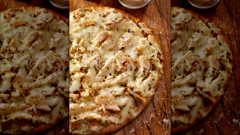 A chicken pizza