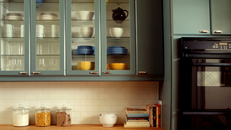 A cozy, inviting kitchen accented with earth tones