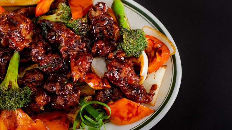 plate of chicken stir fry 