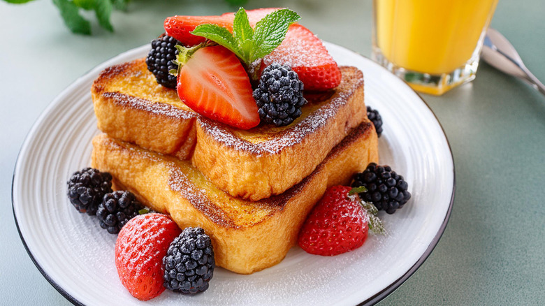 French toast with berries