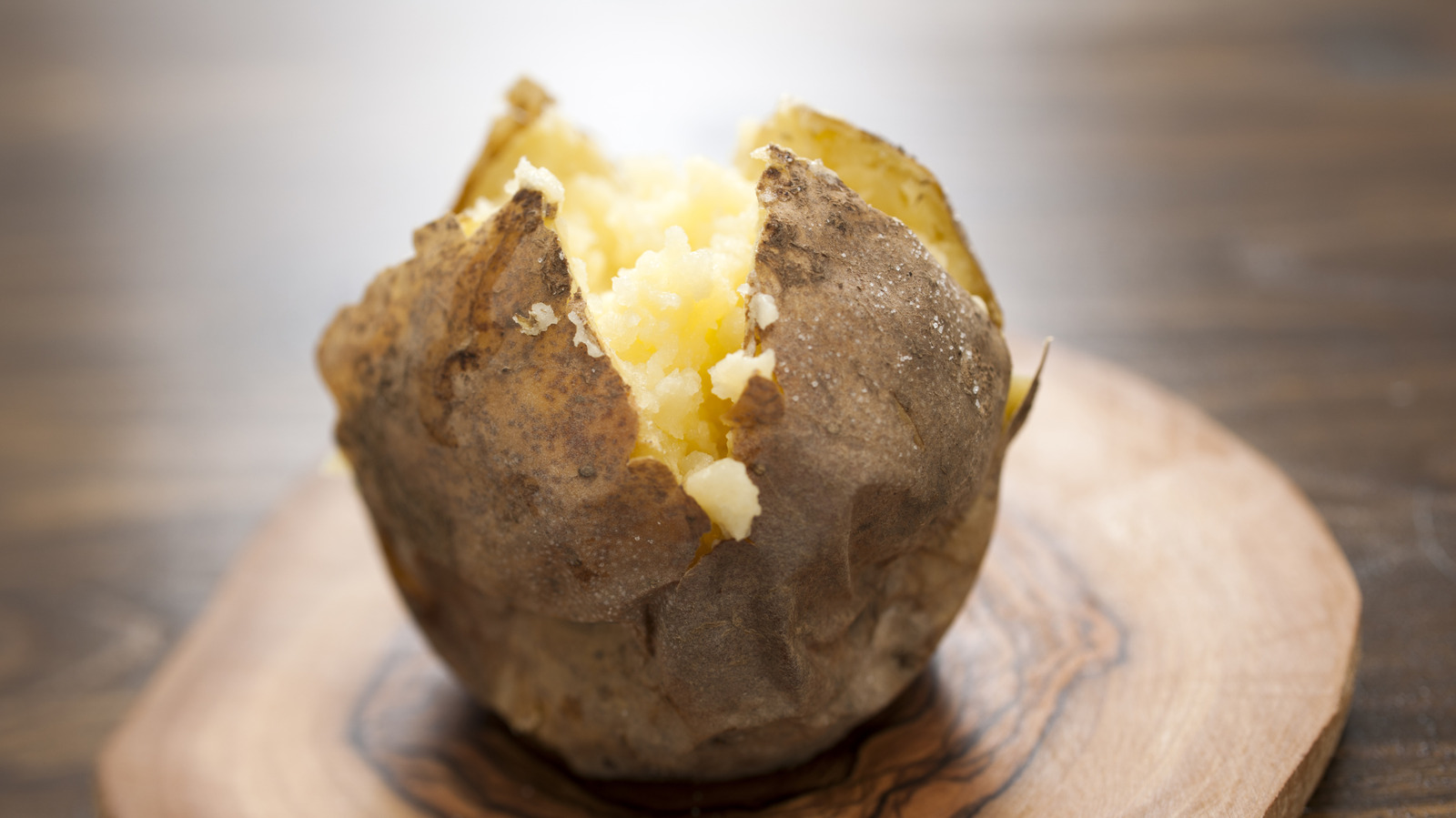 The Canned Vegetable That Transforms Baked Potatoes Into A Creamy Comfort Meal
