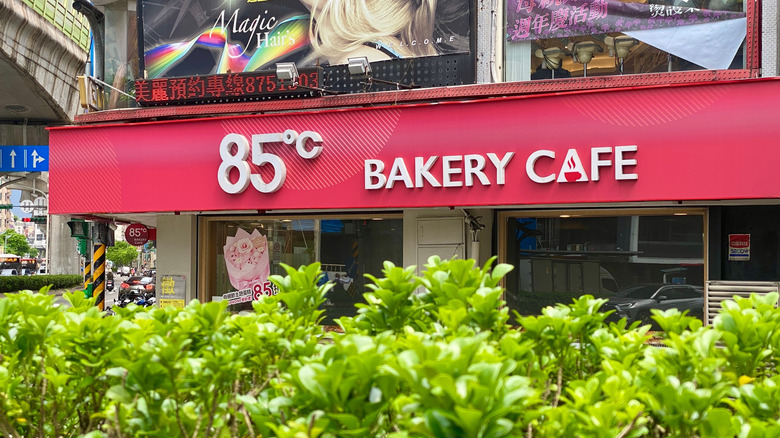 The exterior of an 85˚C Bakery cafe