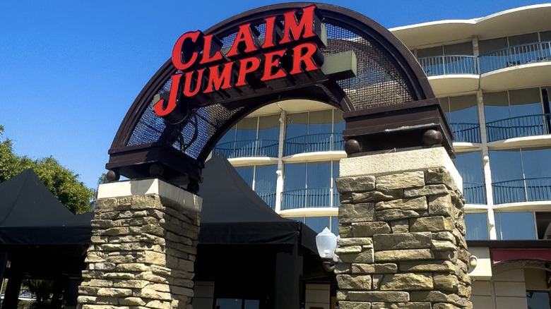 Exterior signage at Claim Jumper steakhouse