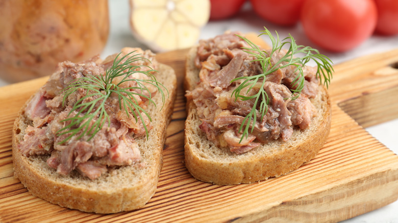 Sandwiches with canned chicken
