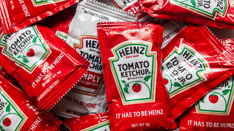 Close up of pile of Heinz tomato ketchup packets