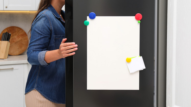 Magnetic white board on the fridge door.
