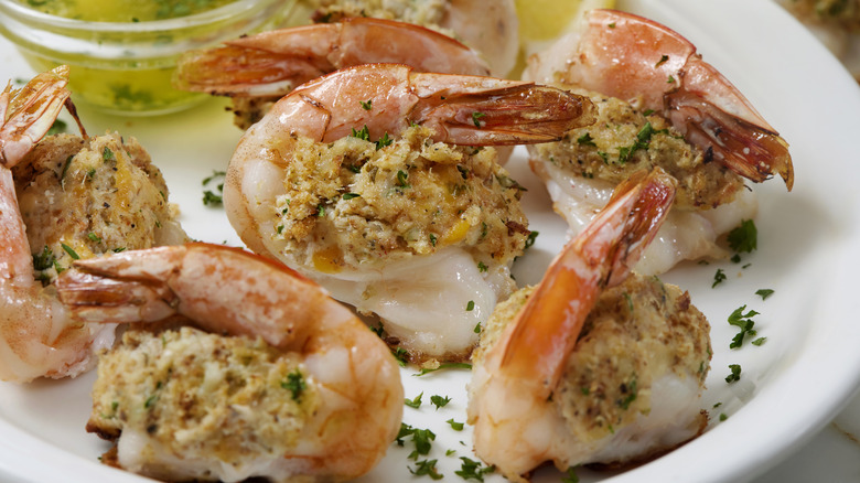 Udang isi kupu-kupu di piring