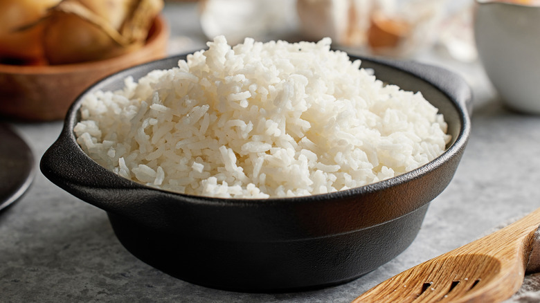 Plain white rice in a black pot