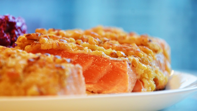 Salmon berkulit panko di piring