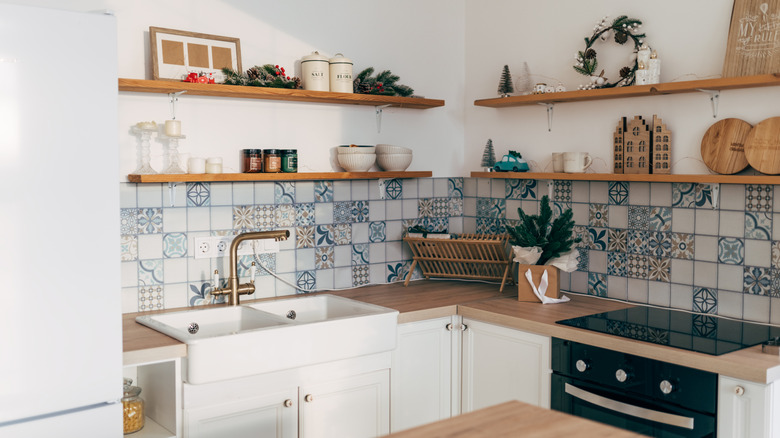 A kitchen with open shelves