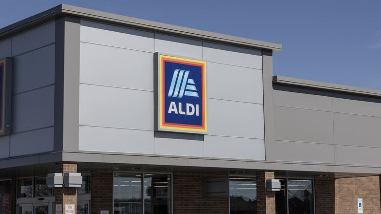 The front of an Aldi grocery store on a sunny day
