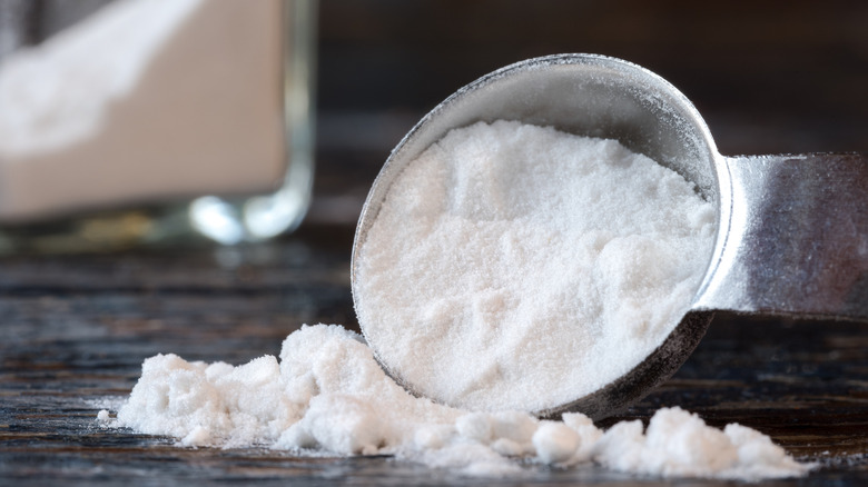 Arrowroot powder spilling from a teaspoon.