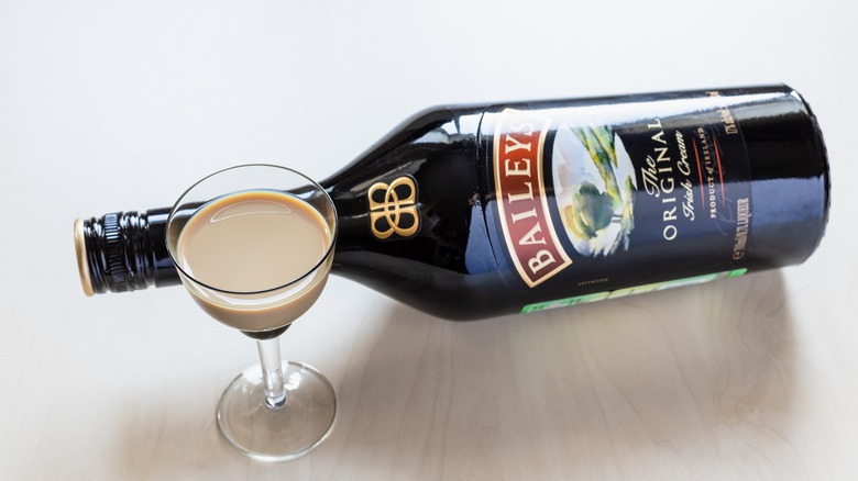 segelas dan sebotol krim Irlandia Bailey