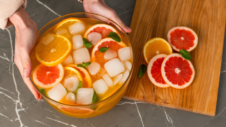 Miska citrusového alkoholického punče