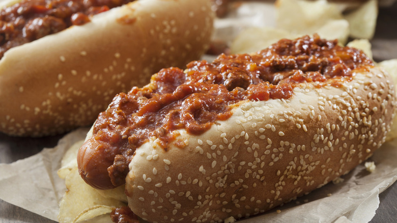 Chili dog with potato chips