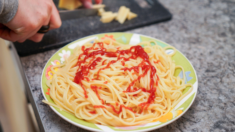 Plating spaghetti drizzled with ketchup