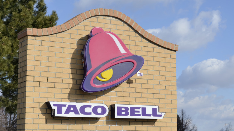 Taco Bell exterior sign