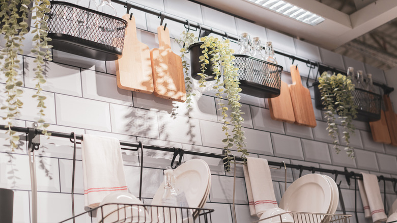 Metal rod and hook kitchen displays on kitchen backsplash