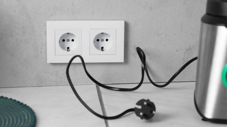 a loose, unplugged blender cord