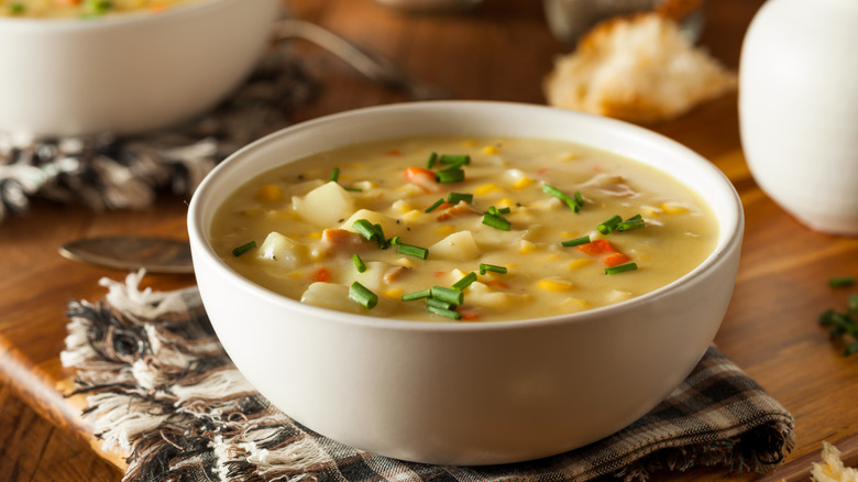 semangkuk chowder jagung