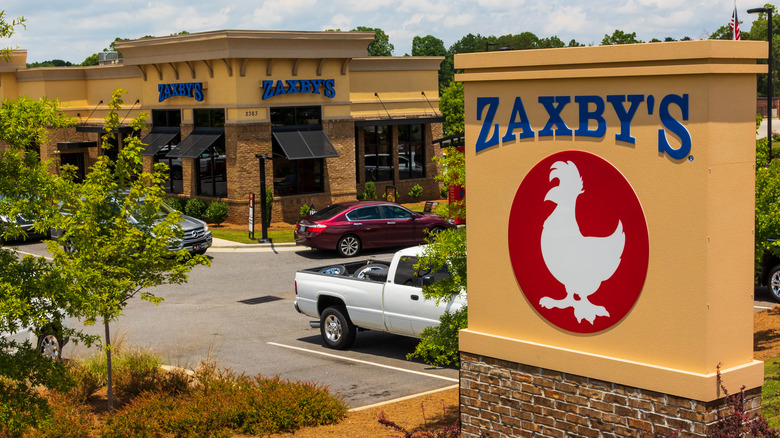 An outside photo of Zaxby's fast food restaurant