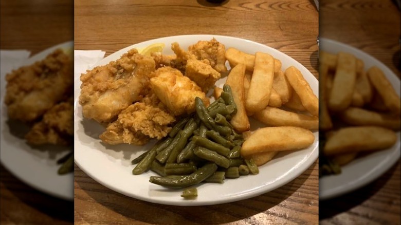 Cracker Barrel Fish Fry with green beans and fries