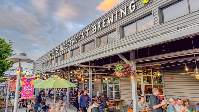People touring the Tröegs Independent Brewing brewery