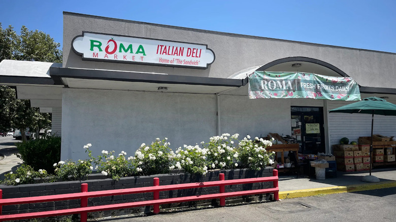 The storefront of Roma Market in Pasadena California