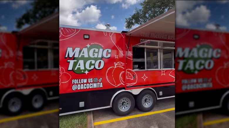 The red exterior of Da Cocinita Magic Taco food truck