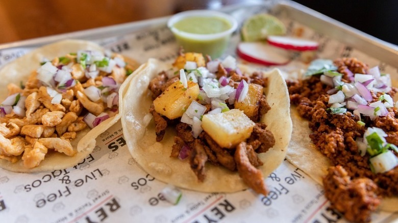 A tray of tacos at Los Reyes Street Tacos
