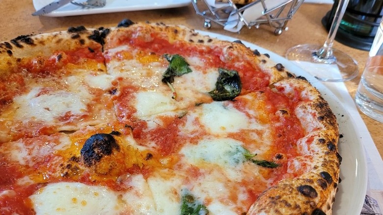 A Margherita pizza at A Modo Mio
