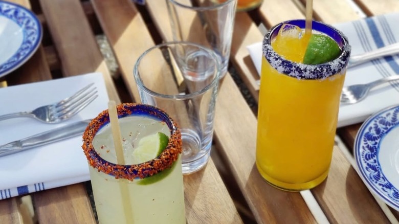 A table with margaritas from Gracia