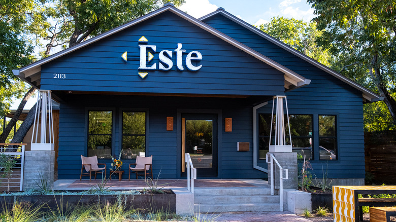 Exterior of Este
