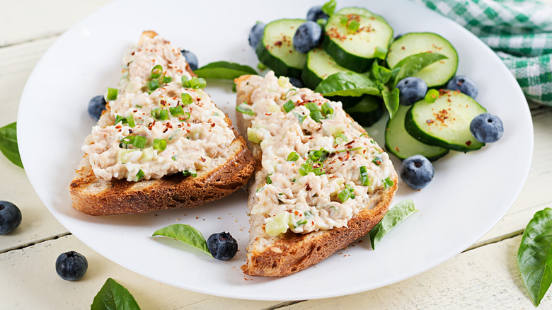 slices of bread with tuna salad