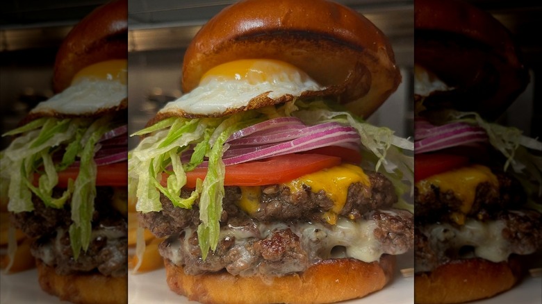 Image of smash burger at Puente Pub