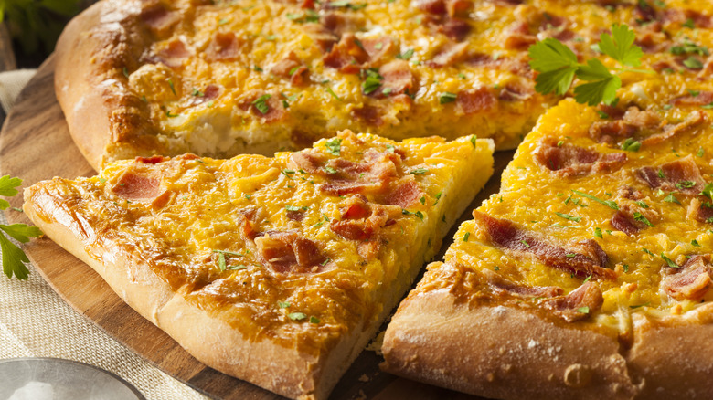 breakfast pizza with bacon