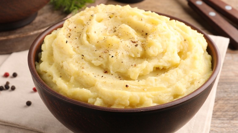 Bowl of mashed potatoes