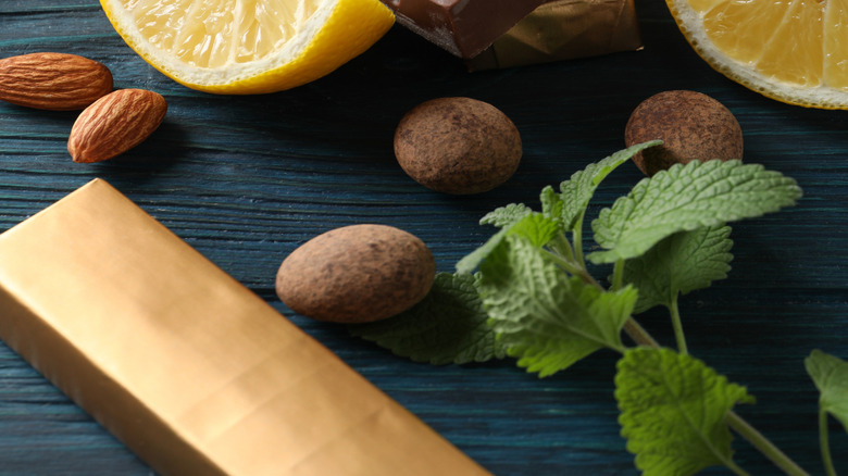 Dark chocolate bars with lemon and mint