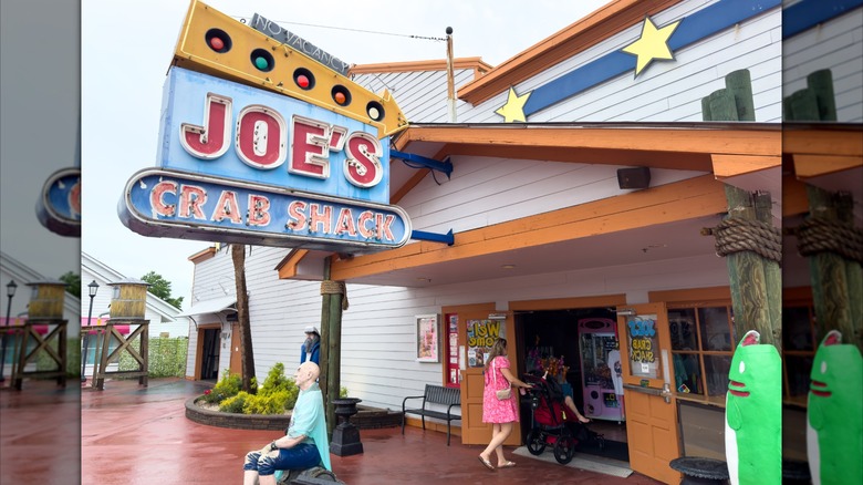 The exterior of a Joe's Crab Shack location