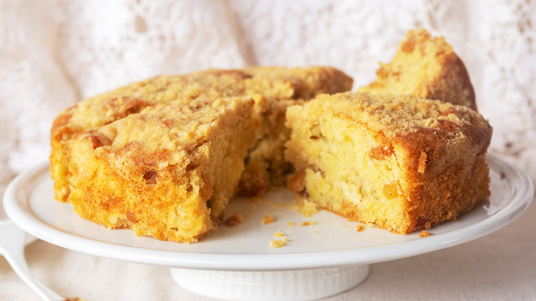 streusel cake on white ceramic cake stand