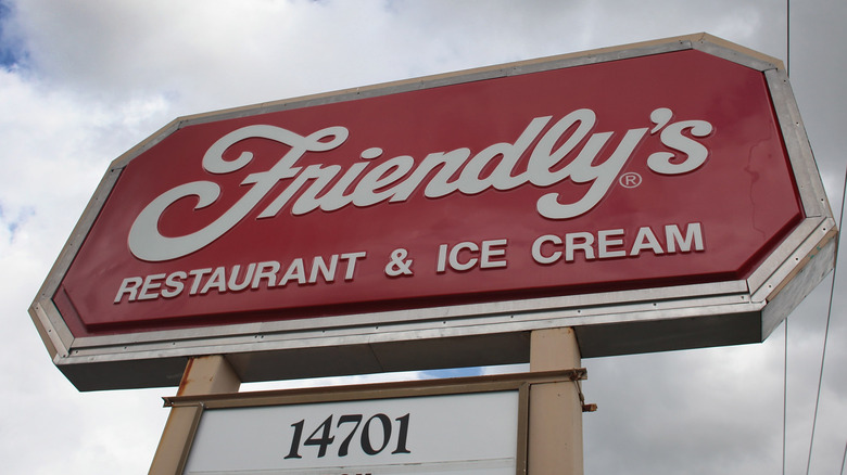 Friendly's restaurant & ice cream sign