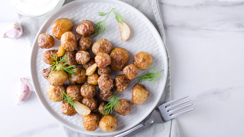 freshly cookes baby potatoes with herbs