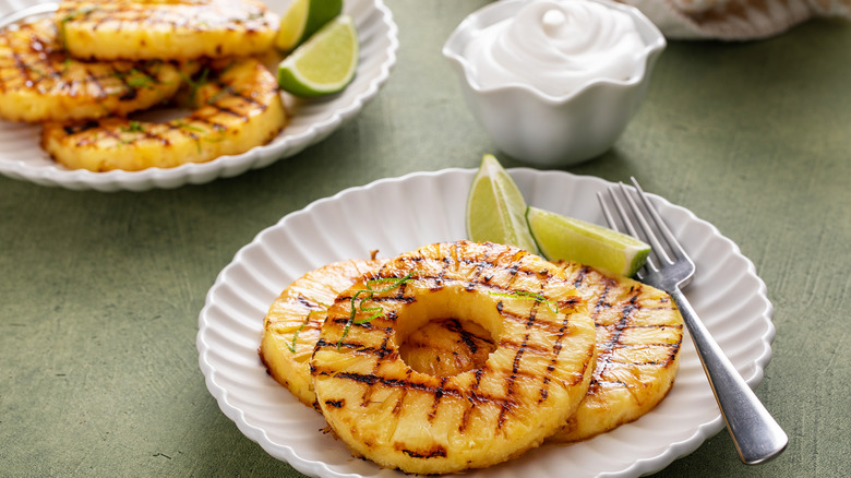 Grilled pineapple with lime and cream