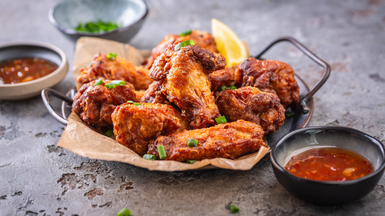 Chicken wings with sauce