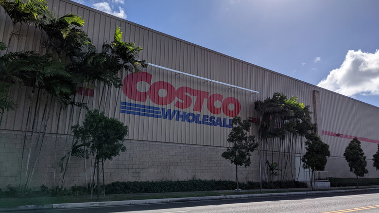 Side of Costco warehouse in Hawaii with palm trees